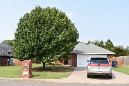 700 Lakeside Dr, Noble, OK 73068-8704