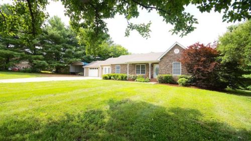 1753 Wynnewood Dr, Chapmansboro, TN 37035-9054