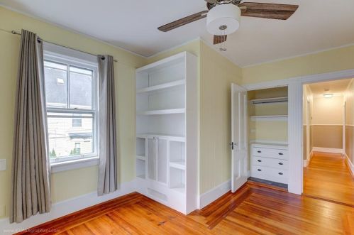 28 Rhode Island Ave, Middletown RI  02840-2607 exterior