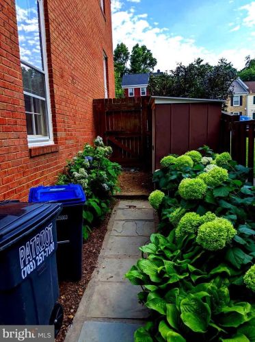 8069 Powderbrook Ln, Springfield VA  22153-2927 exterior