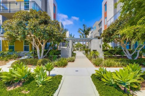 262 Rockefeller, Irvine CA  92612-8113 exterior