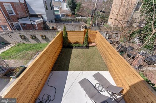 950 Front St, Philadelphia PA 19147-0043 exterior