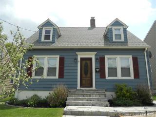 150 Maltby St, Huntington, CT 06484-3945