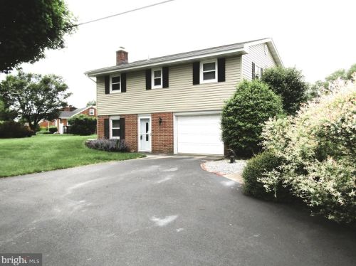 3018 Pheasant Dr, Lancaster, PA 17601-1437