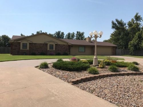 4919 Brook Cir, Woodward, OK 73801-3705