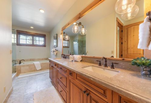 10251 Valmont Trl, Truckee CA  96161-2078 exterior