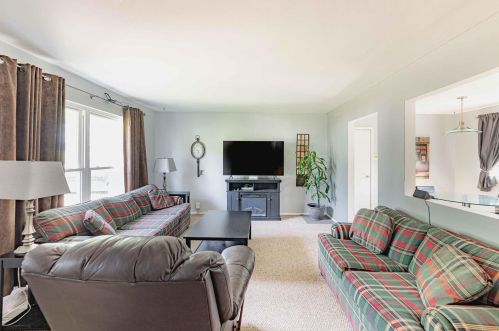 11000 Saxonhall Dr, Hazelwood, MO 63044-3237