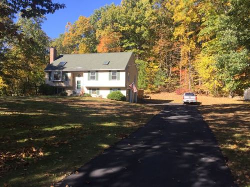 17 Greenough Rd, Plaistow, NH 03865-2725