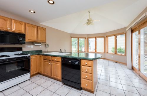300 Hawthorne Ct, Antioch, IL 60002-2602