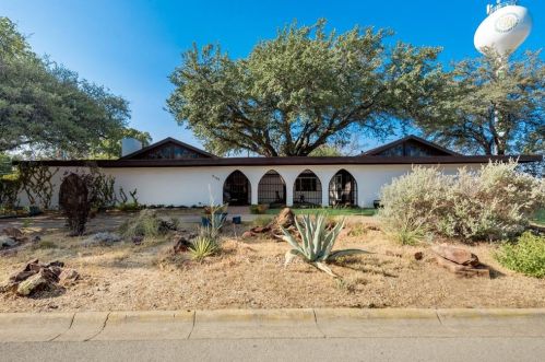 8100 Bangor Dr, Fort Worth, TX 76116-6916