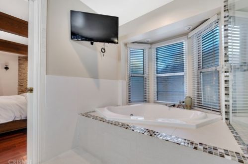 1664 Las Flores Dr, Glendale CA  91207-1200 exterior