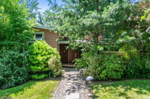 5 Henry Dr, Chatham Township, NJ 07928-1006