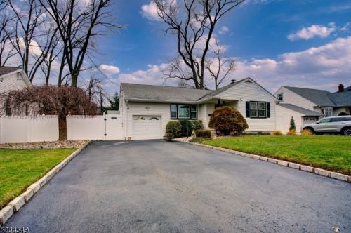 19 School St, Clark, NJ 07066-1419