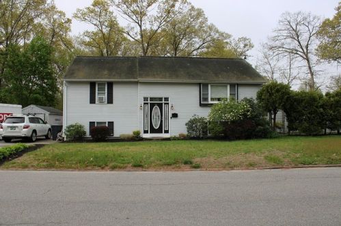 88 Bend St, Warwick, RI 02889-3921