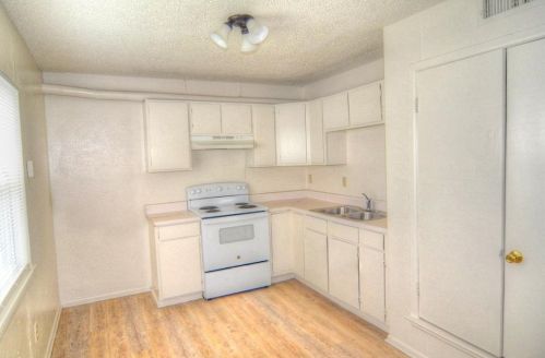 616-B Moore St, Garland TX  75040-8361 exterior