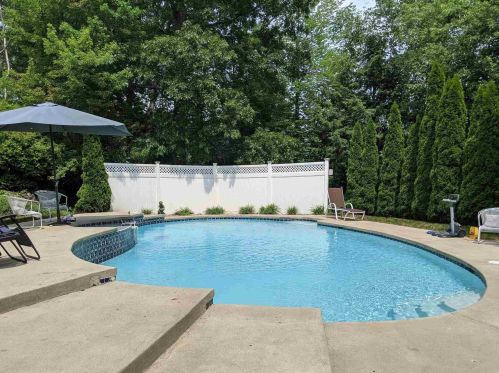 4 Century Rd, Nashua, NH 03064-1116