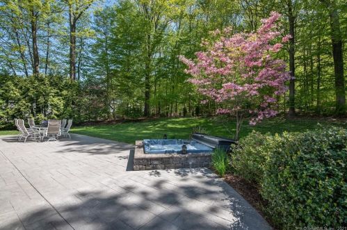 26 Breeds Hill Rd, Glastonbury, CT 06033-3373