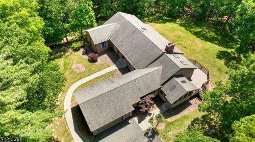 32 Highcrest Dr, Sparta, NJ 07871-3540