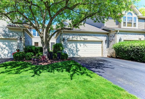 943 Heathrow Ln, Naperville, IL 60540-0384