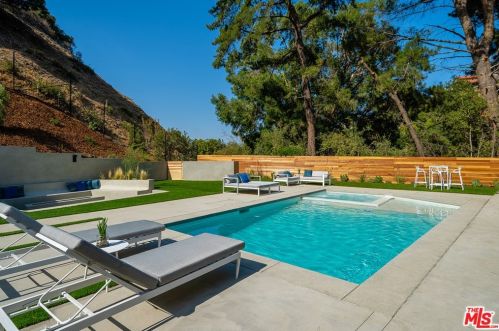 17137 Escalon Dr, Van Nuys CA  91436-4029 exterior