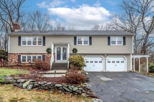 9 April Ln, Huntington, CT 06484-5728