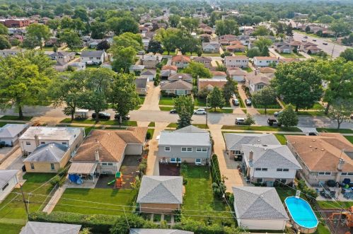 8830 Elmore St, Niles IL 60714-2413 exterior