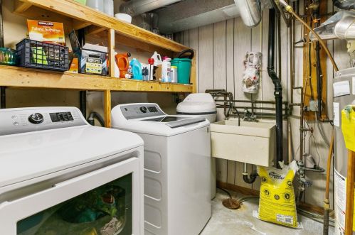 1718 Hickory Hill Dr, Saint Paul MN  55122-2410 exterior