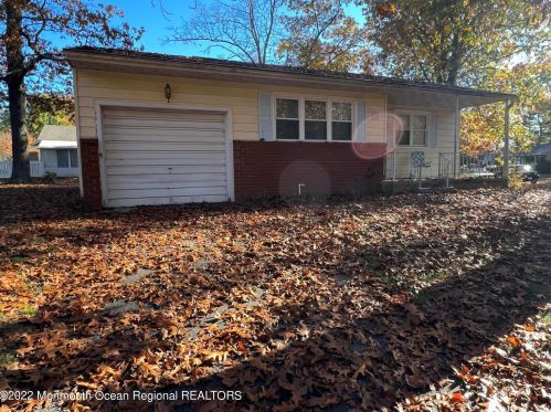 13 Idaho Dr, Lakehurst, NJ 08759-1155