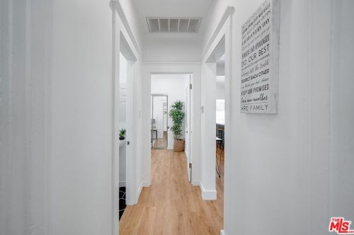 1350 Carlton Dr, Glendale CA  91205-1421 exterior