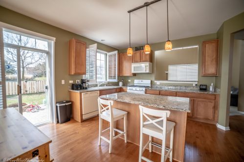 1889 Lake Bluff Ln, Pingree Grove IL  60140-2051 exterior