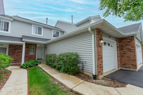 247 Brittany Dr, Streamwood, IL 60107-1389
