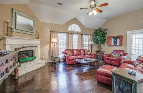 8017 Cripple Creek Dr, Fort Worth TX  76179-2527 exterior