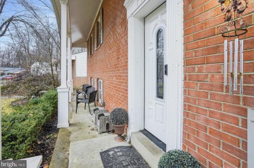 7115 Hadlow Ct, Springfield, VA 22152-3527