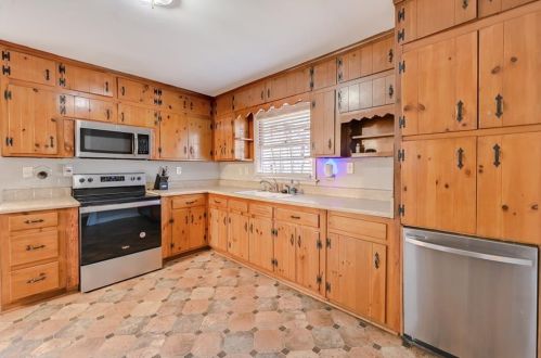 2566 Dewey Ave, Atlanta GA  30344-1048 exterior