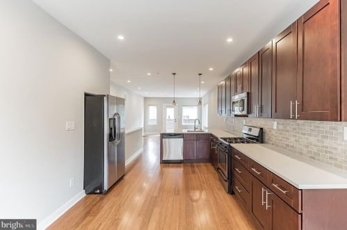 1213 28th St, Philadelphia, PA 19146-3711