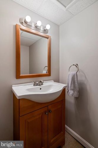 8811 Kenilworth Dr, Springfield VA  22151-1103 exterior