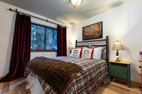 14050 Copenhagen Dr, Truckee CA  96161-6627 exterior