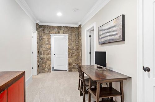 284 Hedden Rd, Atlanta GA  30342-2768 exterior