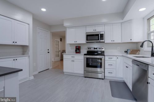 5707 Oak Leather Dr, Springfield VA  22015-2315 exterior