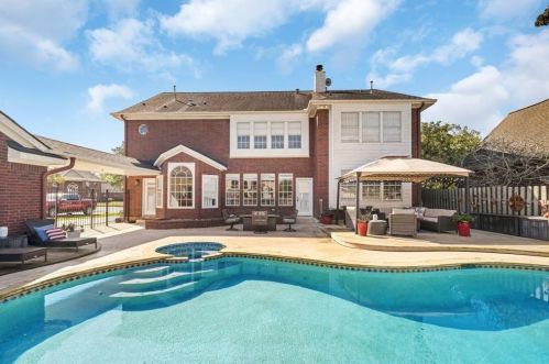 307 Lakeview Cir, Taylor Lake Village, TX 77586-5846