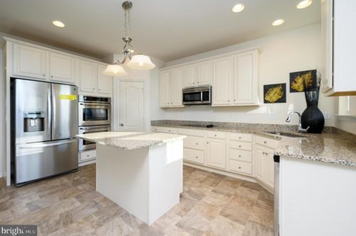 2331 Water Garden Dr, Hanover PA 17331-8319 exterior