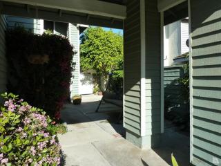 4468 Honeyglen Ct, Moorpark, CA 93021-2742