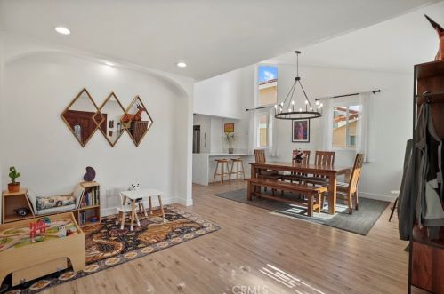 15751 Morrison St, Van Nuys CA  91436-1543 exterior