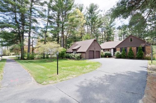 24 Wood Cove Dr, Coventry, RI 02816-6602