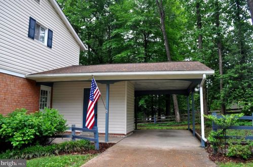 8715 Kenilworth Dr, Springfield VA  22151-1101 exterior