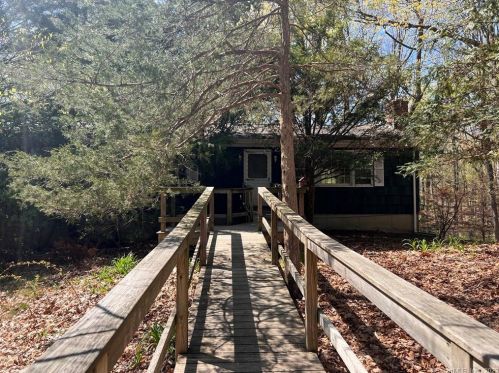 40 Pine St, Huntington, CT 06484-5936