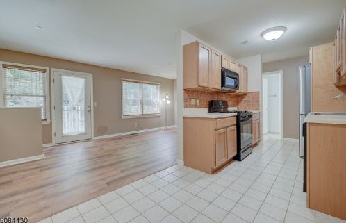 47 Hamburg Tpke, Kinnelon, NJ 07405-1559