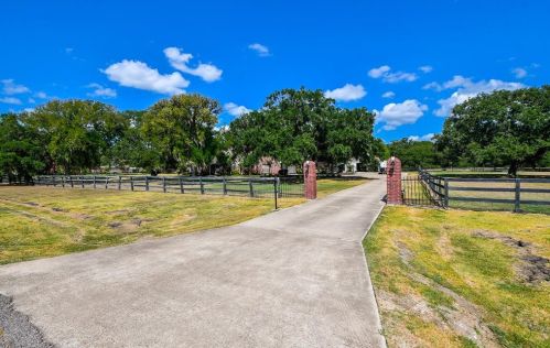 5222 Newpoint Dr, Fresno, TX 77545-9214