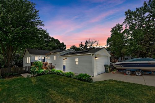 38142 3rd Ave, Spring Grove, IL 60081-9442