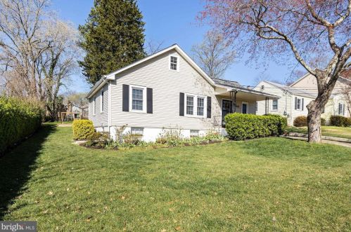 2952 Strathmeade St, Falls Church, VA 22042-1323